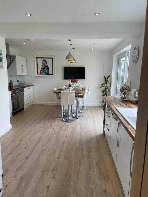 Modern 4 Bedroom House In Weymouth Sunny Corner Exterior foto